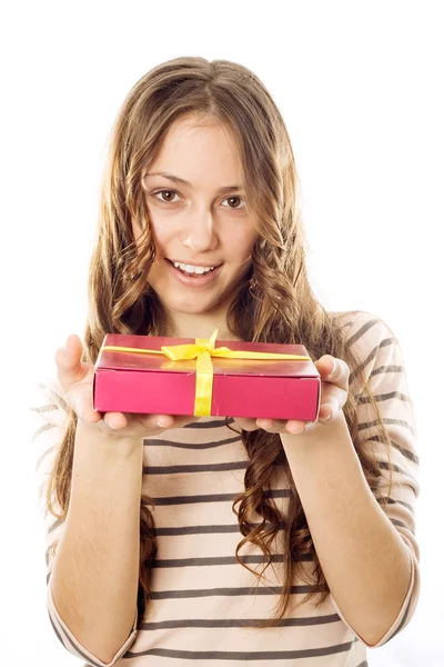 Meisje met een geschenk in de handen van — Stockfoto