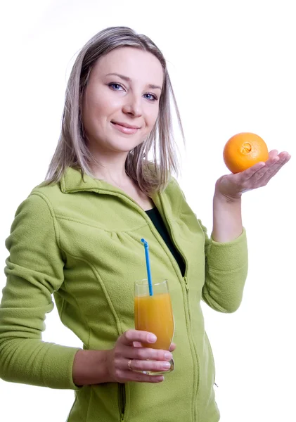 Menina com suco de laranja e laranja em sua mão — Fotografia de Stock