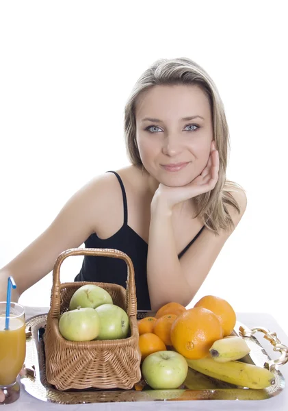 Jovem mulher sorridente com frutos — Fotografia de Stock