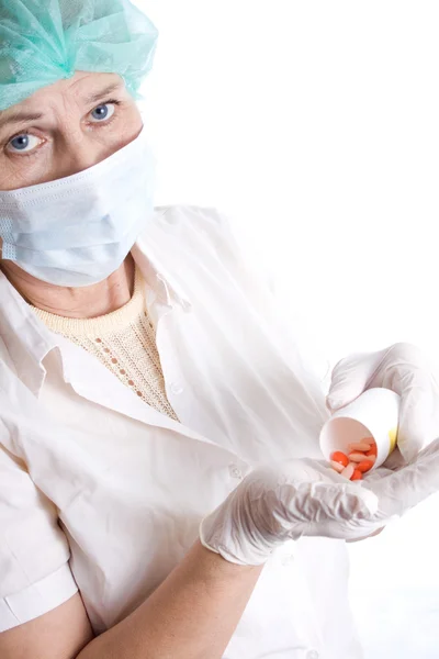 Médico feminino dá pílulas — Fotografia de Stock