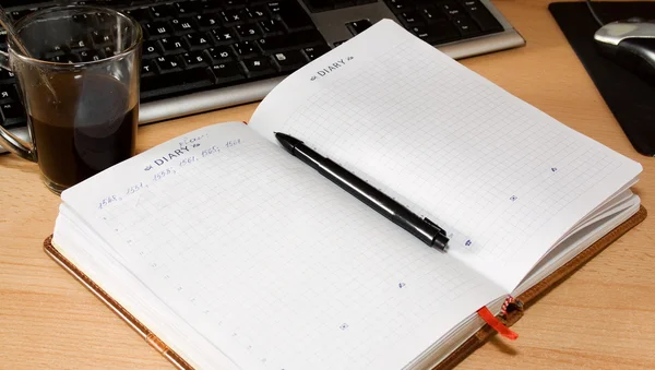 Щоденник, ручка і чашка кави для кращого виконання — стокове фото