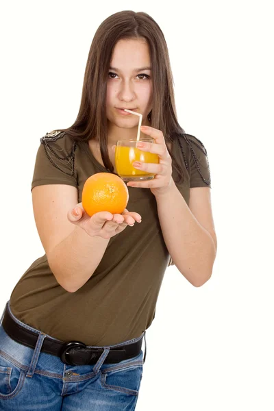 Menina com suco de laranja e laranja em sua mão — Fotografia de Stock