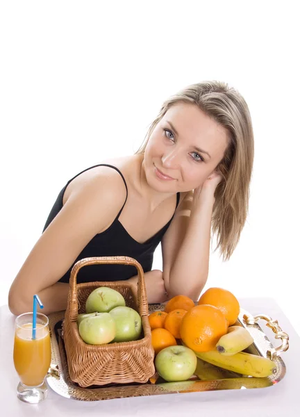 Jovem mulher sorridente com frutos — Fotografia de Stock