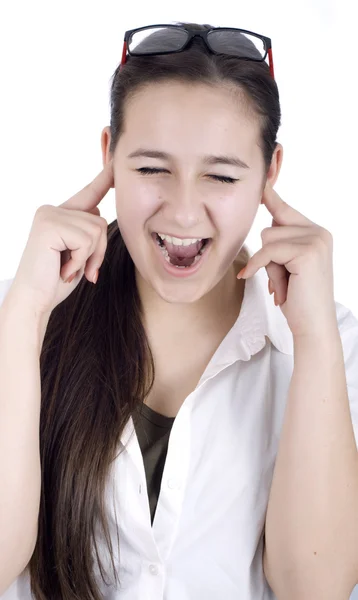 Mladá žena trpí hlukem, kryje uši. — Stock fotografie