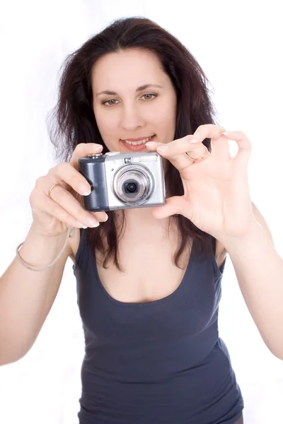 Femme avec une caméra prend — Photo