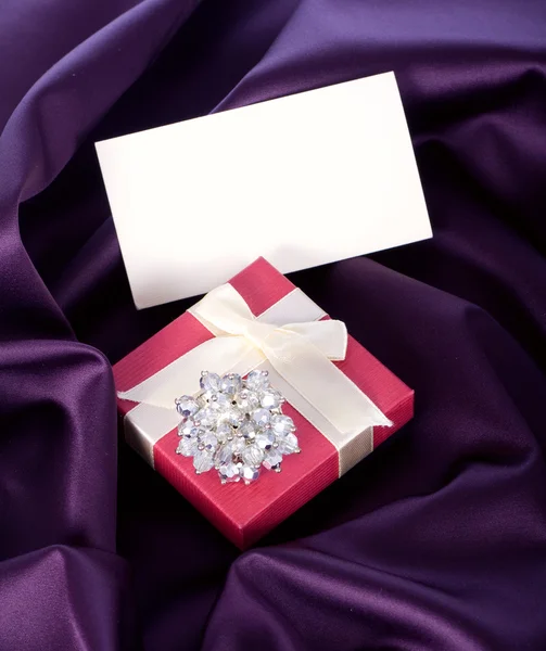 선물 포장과 반지 — 스톡 사진
