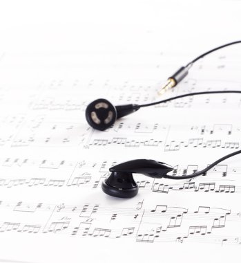 kulak telefon üst kısmında bir müzik sayfası
