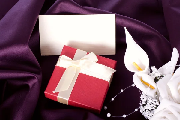 Weihnachtsgeschenk mit Blumenstrauß und Postkarte — Stockfoto
