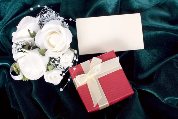 Presente do buquê da noiva e um cartão em um veludo verde — Fotografia de Stock