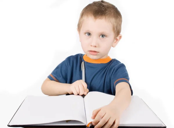 Pojke lär sig att skriva — Stockfoto