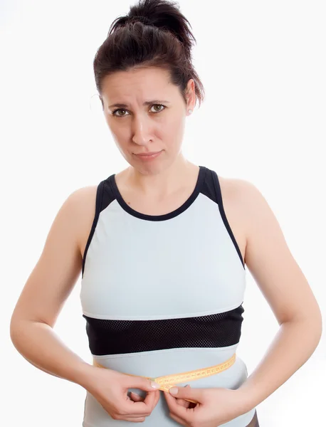 Mujer atractiva midiendo su cinta métrica de cintura y la prueba —  Fotos de Stock
