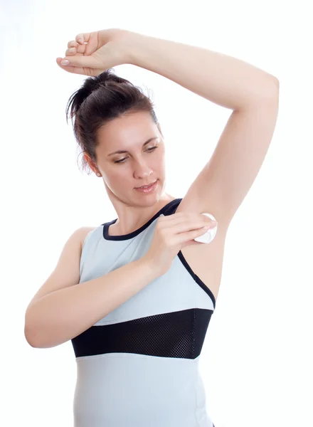 Donna che mette il deodorante sull'ascella — Foto Stock