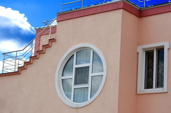 Seite des Hauses mit rundem Fenster — Stockfoto