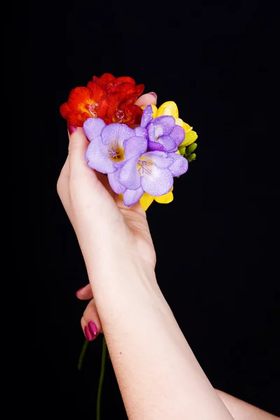 Csokor virág a kezében — Stock Fotó