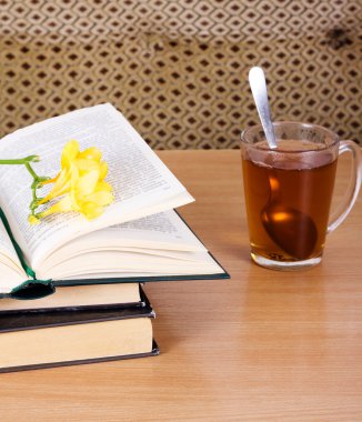 kitap okumak ve çay çiçek