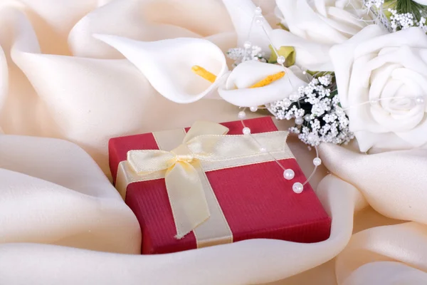 Праздничный подарок с букетом невесты — стоковое фото