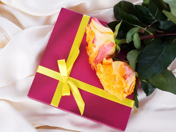 Geschenk und Blumen — Stockfoto