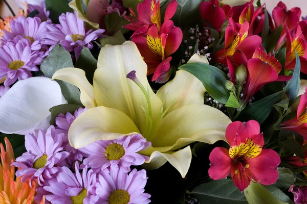 Bouquet floral de fleurs différentes — Photo
