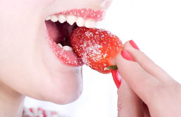 Nainen syö mansikkaa — kuvapankkivalokuva