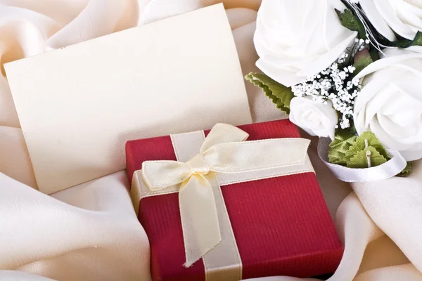 Presente de férias com um buquê da noiva e um cartão — Fotografia de Stock