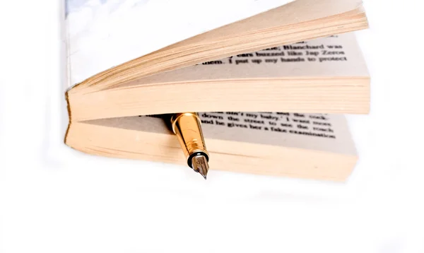 Penna e antico libro di poesia — Foto Stock