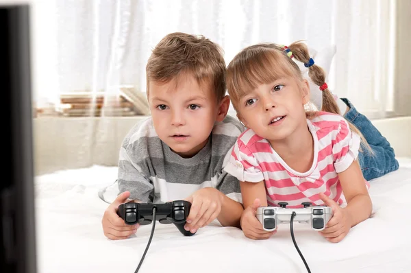 Ευτυχισμένος κορίτσι και αγόρι, ένα παιχνίδι βίντεοヴィンテージ青い部屋 — Φωτογραφία Αρχείου