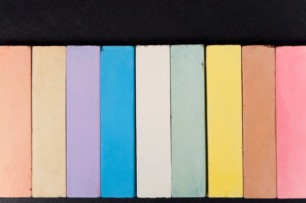 Крейдова дошка з різнокольоровим крейдою — стокове фото