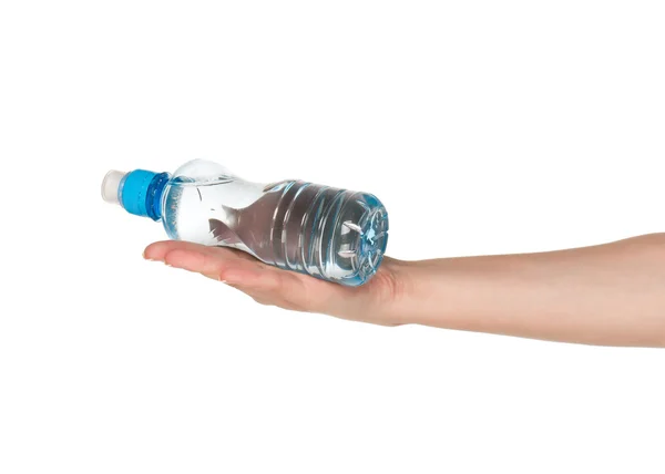 Ruka s lahví vody — Stock fotografie