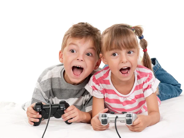 Boldog lány és egy fiú játék közben — Stock Fotó