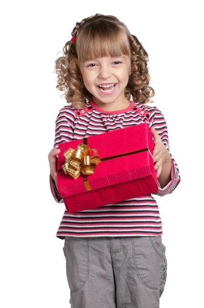 Маленькая девочка с подарочной коробкой — стоковое фото