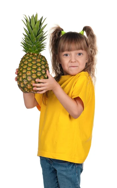 パイナップルと小さな女の子 — ストック写真