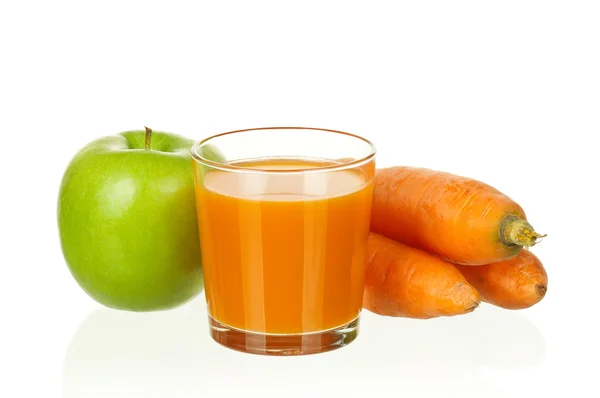 Морковь и яблочный сок — стоковое фото