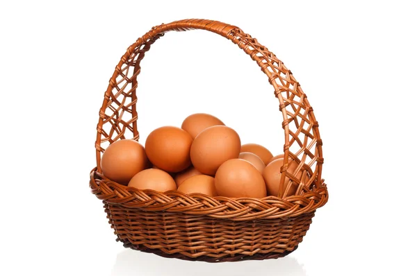 枝編み細工品バスケットの卵 — ストック写真