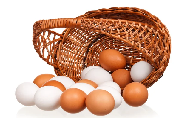 Яйца в плетеной корзине — стоковое фото
