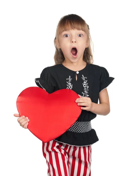 Маленькая девочка с красным сердцем — стоковое фото