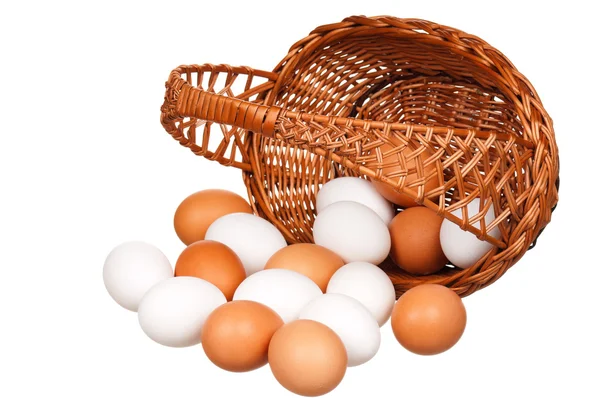 Яйця в плетеному кошику — стокове фото