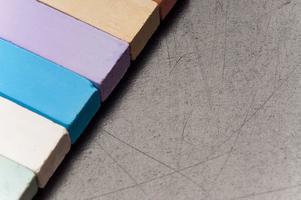 Крейдова дошка з різнокольоровим крейдою — стокове фото
