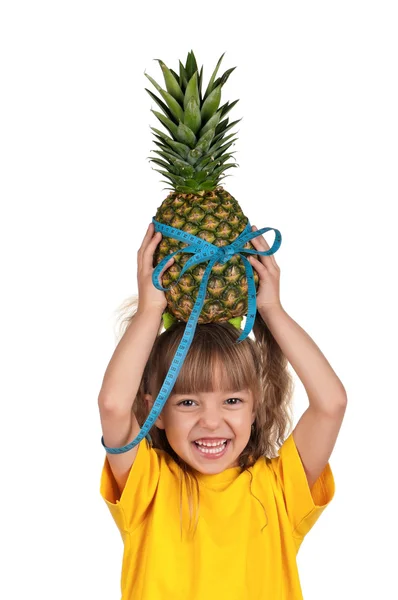 Маленькая девочка с ананасом — стоковое фото