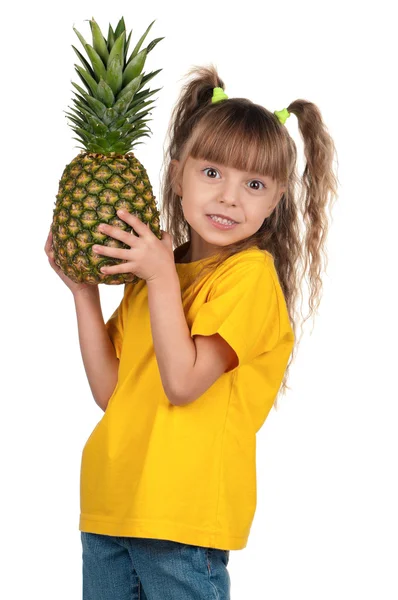Маленькая девочка с ананасом — стоковое фото