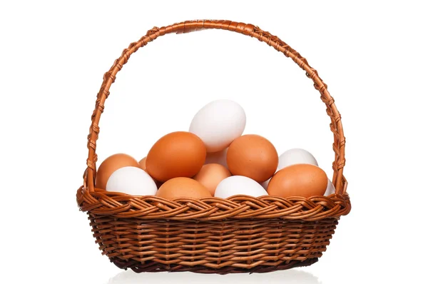 Uova in cesto di vimini — Foto Stock
