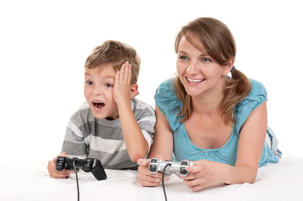 Щаслива сім'я грає у відеогру — стокове фото