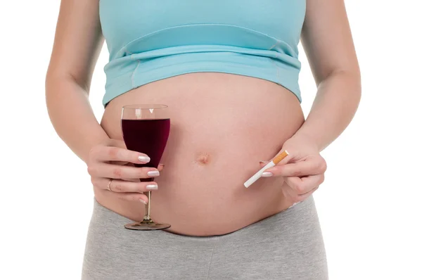 怀孕的肚子，用酒和香烟 — 图库照片