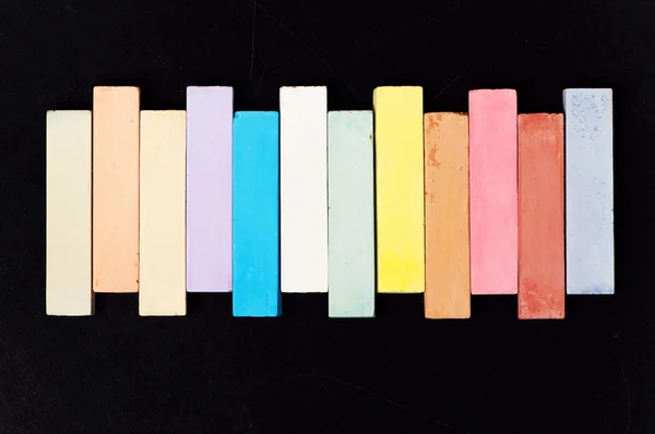 Schoolbord met kleurrijke krijt — Stockfoto