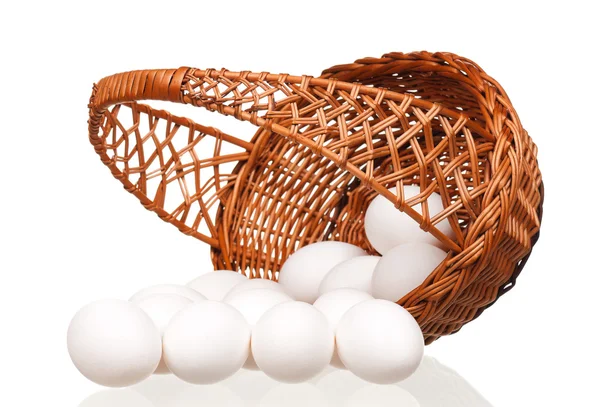 Jajka w koszyku wiklinowym — Zdjęcie stockowe