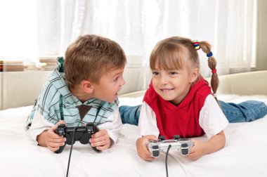 mutlu kız ve oğlan bir video oyunu oynarken