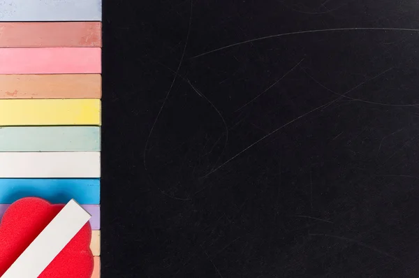 Schoolbord met kleurrijke krijt — Stockfoto