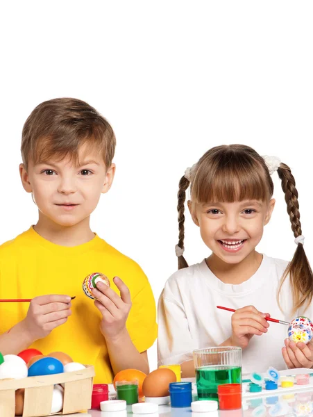 Crianças com ovos de Páscoa — Fotografia de Stock