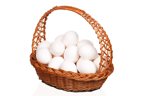 枝編み細工品バスケットの卵 — ストック写真