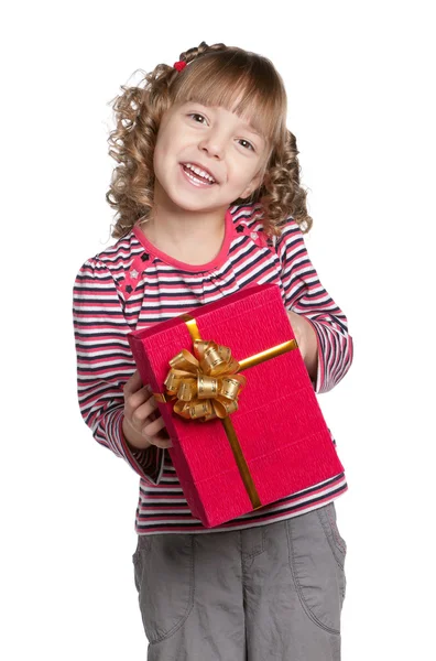 Kleines Mädchen mit Geschenkbox — Stockfoto