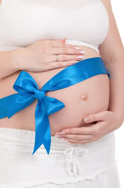 Brzuch w ciąży z niebieską wstążką — Zdjęcie stockowe
